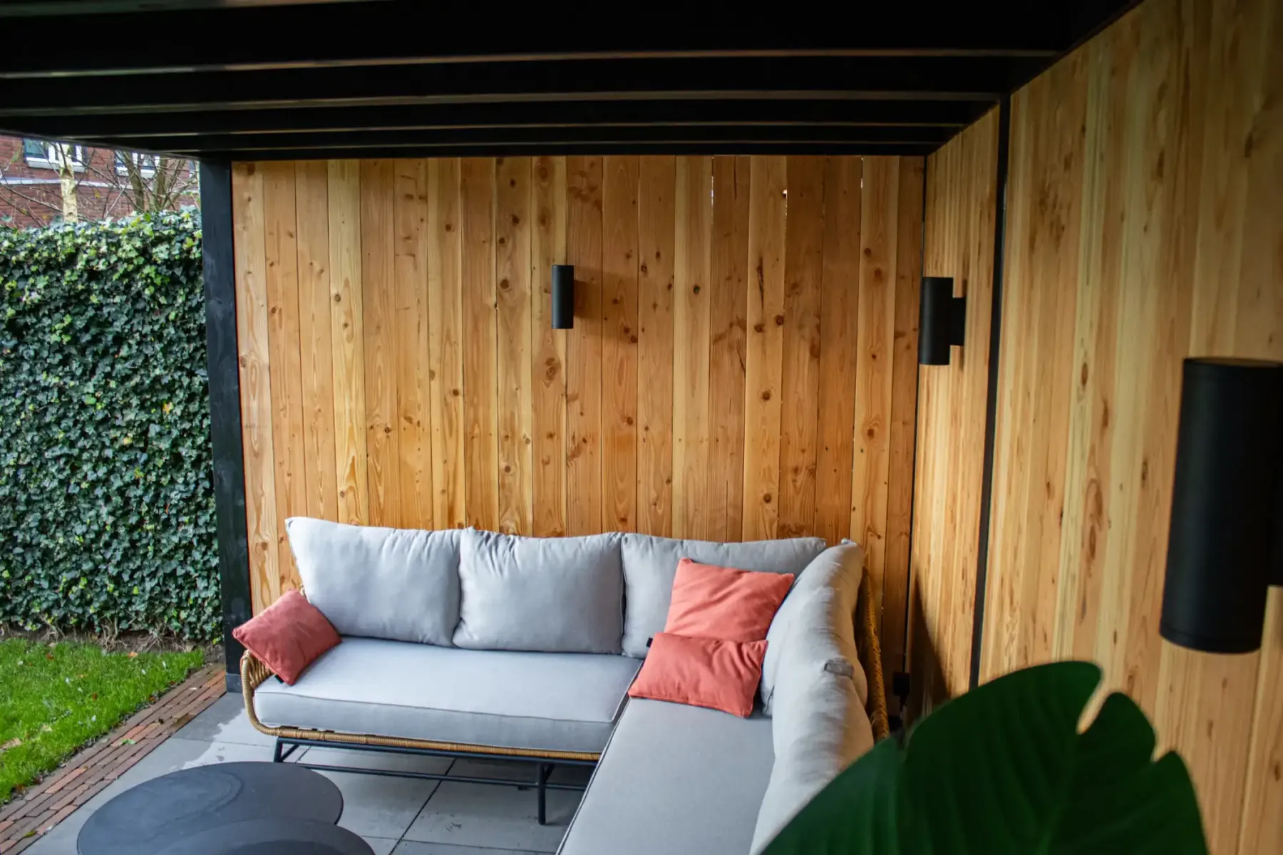 interieur in overkapping met verlichting aan wanden