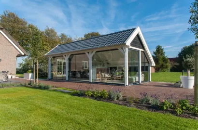 de hoeve kapschuur met glazen wand